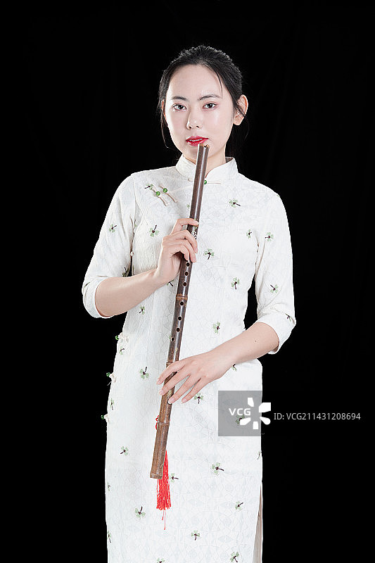 拿着萧笛旗袍国风中国女性图片素材