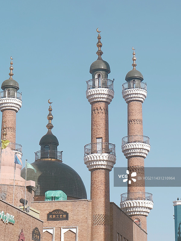 蓝天映衬下的历史建筑俯视图图片素材