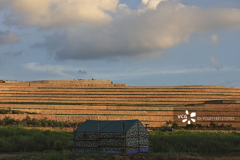 梯田与山峰图片素材