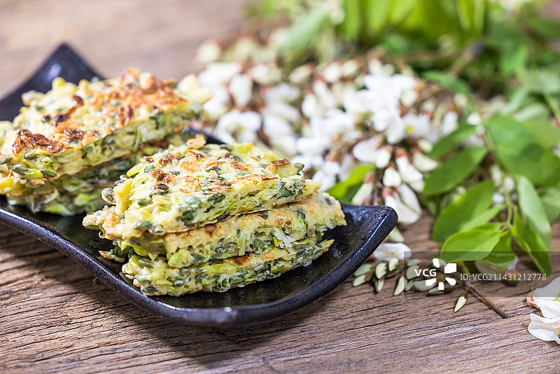 木制复古桌子上的槐花煎饼美食特写图片素材