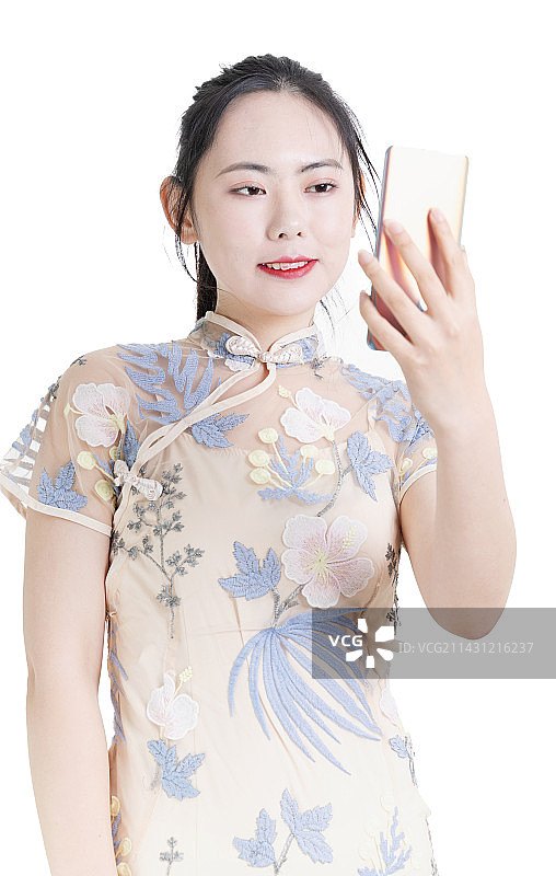白背景前穿着旗袍的少女使用手机图片素材
