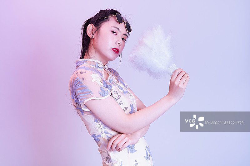 国潮风旗袍少女手持羽扇半身肖像图片素材