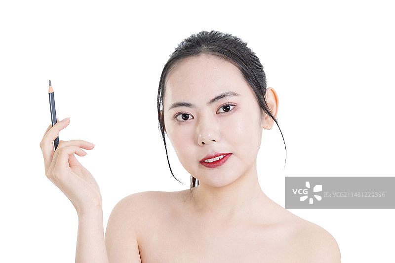 使用眉笔化妆的美容女性面部特写图片素材