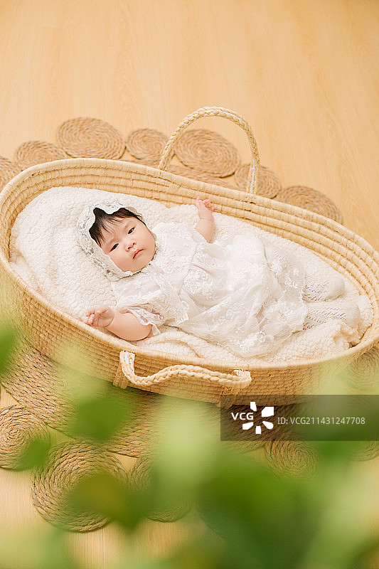 新生儿婴儿宝宝满月百天艺术照图片素材