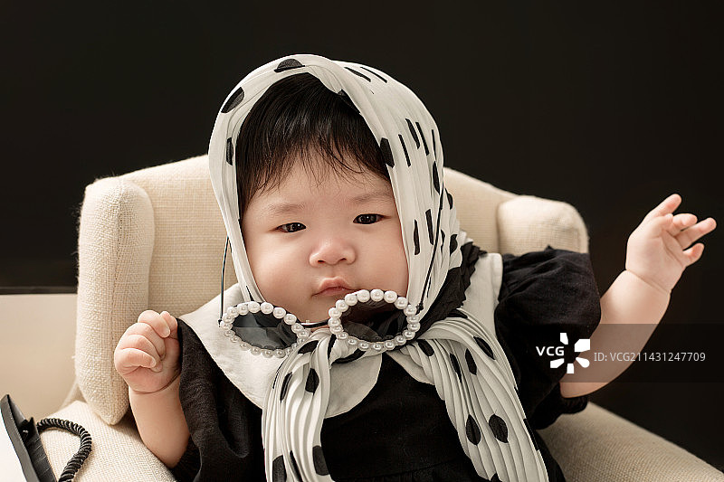 新生儿婴儿宝宝满月百天艺术照图片素材