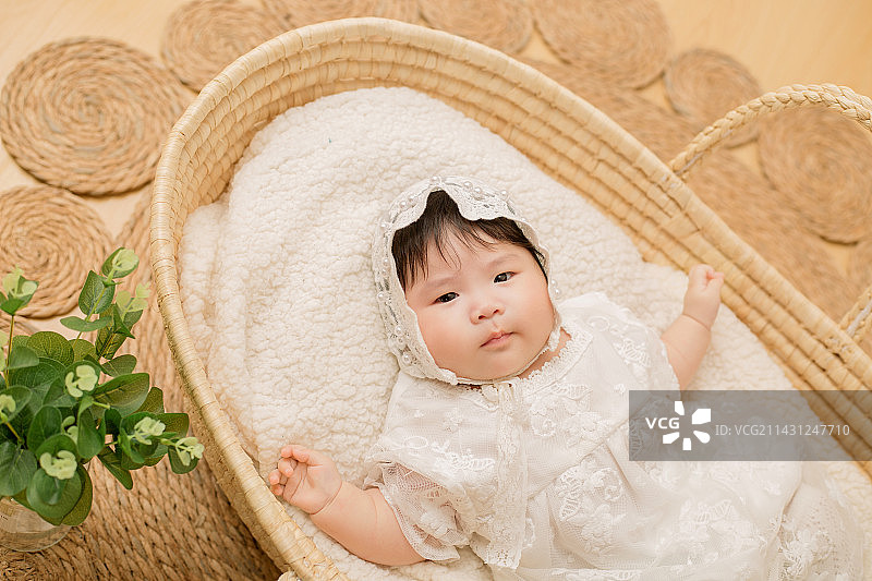 新生儿婴儿宝宝满月百天艺术照图片素材