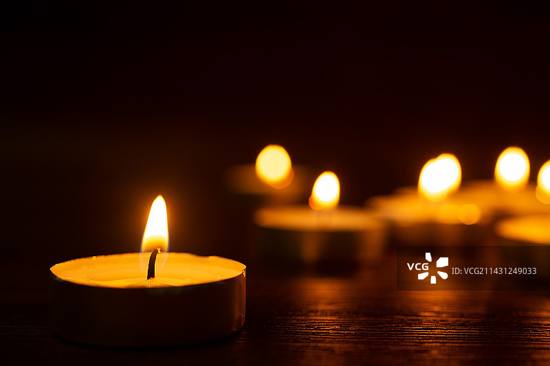 点燃的哀悼蜡烛图片素材