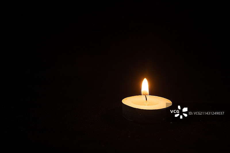 点燃的哀悼蜡烛图片素材
