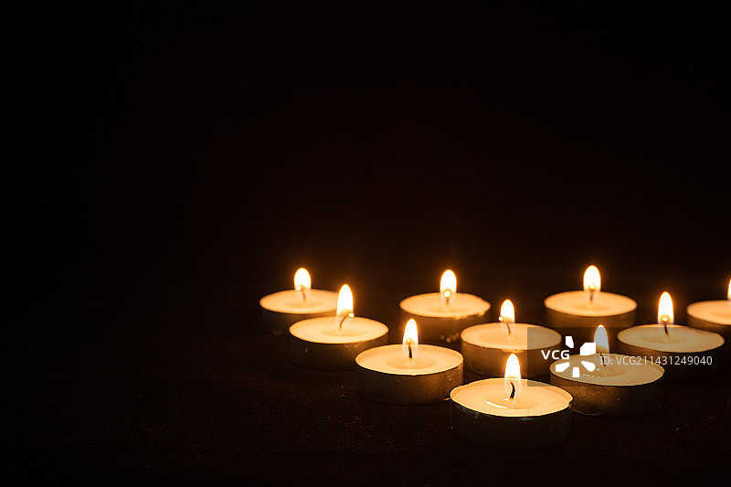 点燃的哀悼蜡烛图片素材