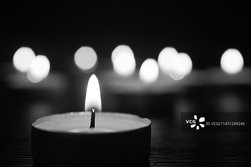 黑白色哀悼蜡烛图片素材