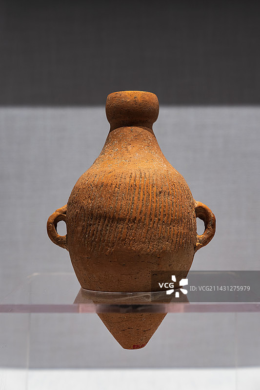 陕西西安半坡遗址出土，西安半坡博物馆藏——红陶双耳尖底瓶（半坡文化）图片素材