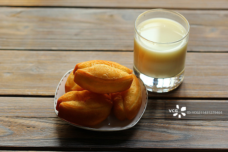 中国传统食品油条豆浆，家常简易早餐图片素材