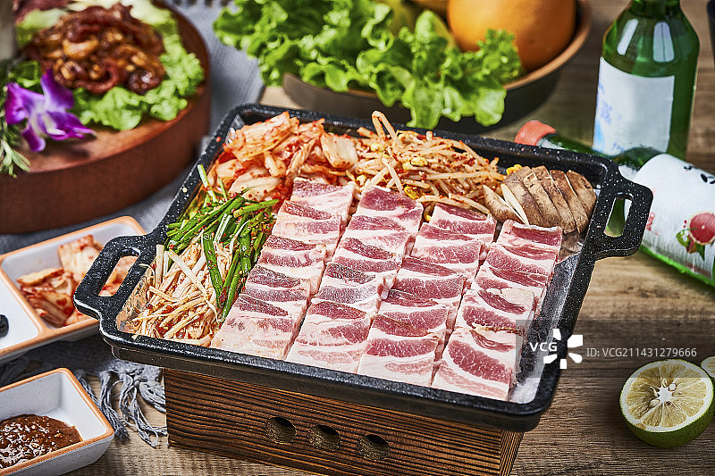 木质背景肉类蔬菜中式炒菜韩国料理烤肉图片素材