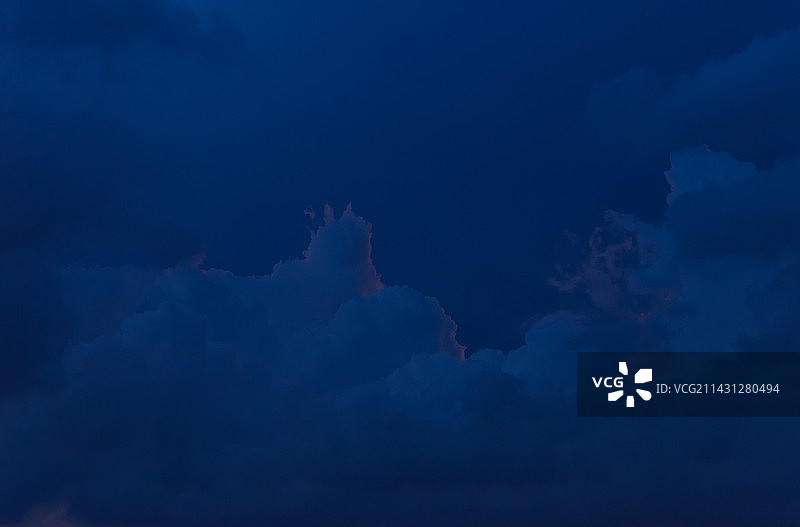 黄昏天空夕阳晚霞浓厚云彩图片素材