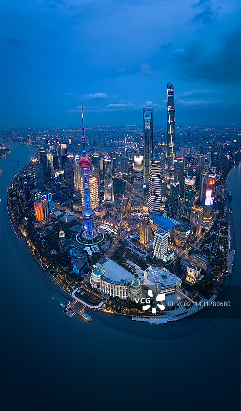 航拍俯瞰上海陆家嘴图片素材