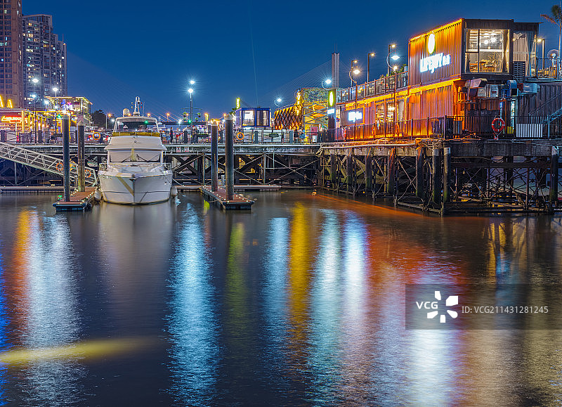 广州珠江太古仓码头游艇与商业街夜景灯光图片素材