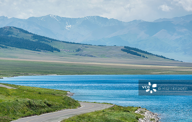 新疆赛里木湖风光图片素材