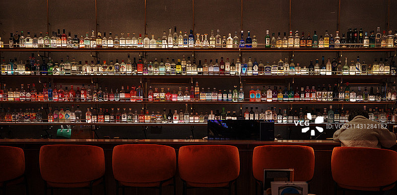 酒吧里的醉汉图片素材