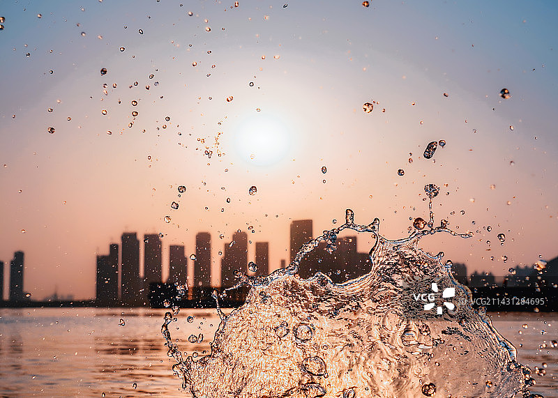夕阳下的水花图片素材