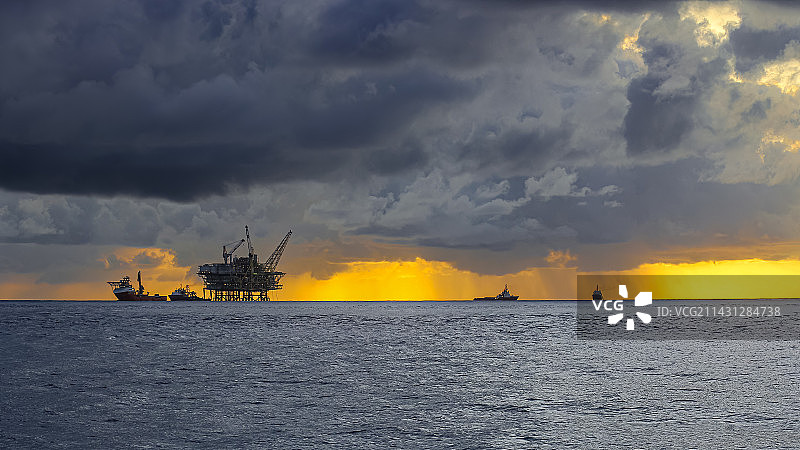 远洋油井天空云彩图片素材