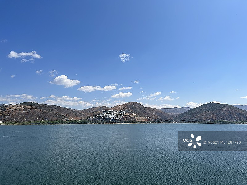 大理金梭岛蓝天下的湖光山色图片素材