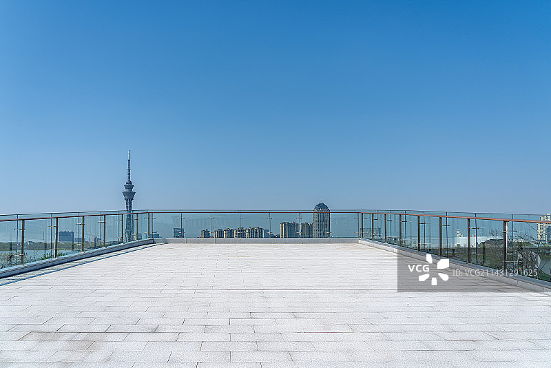户外高处观光平台和城市建筑图片素材