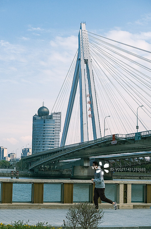 宁波老外滩 沿着甬江跑步锻炼的男子图片素材