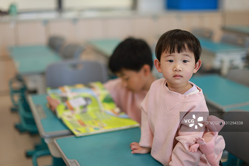可爱的小女孩在教室里图片素材