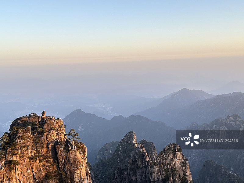 猴子观海日出景色图片素材