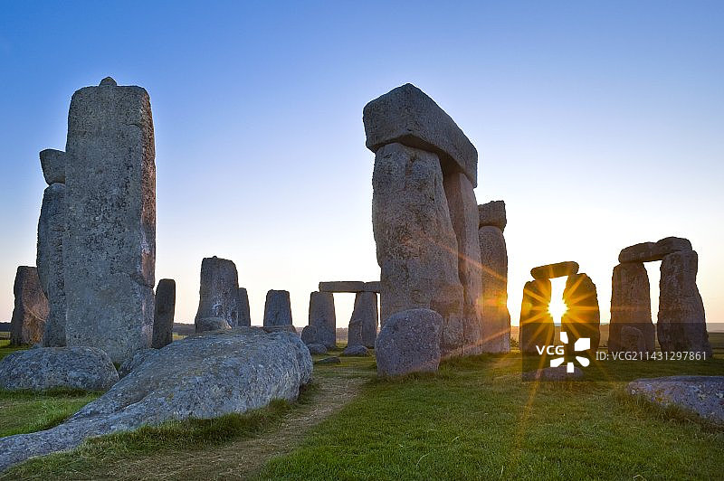 日出时分的巨石阵图片素材