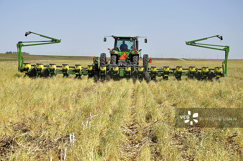 农民用免耕播种机种植大豆图片素材