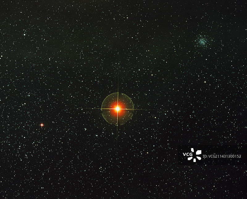 带有红色超巨星心大星的星场图片素材