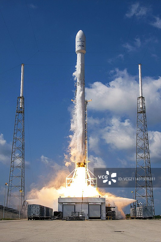 SpaceX公司的猎鹰9号火箭发射，2016年图片素材