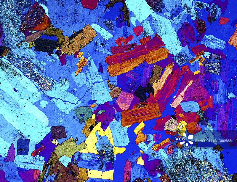 闪长岩薄片的偏振光显微照片图片素材