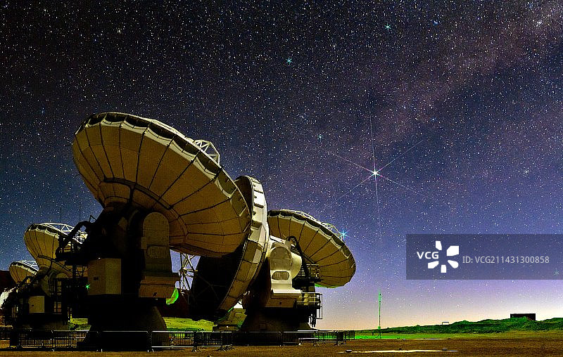 星空下的ALMA望远镜图片素材
