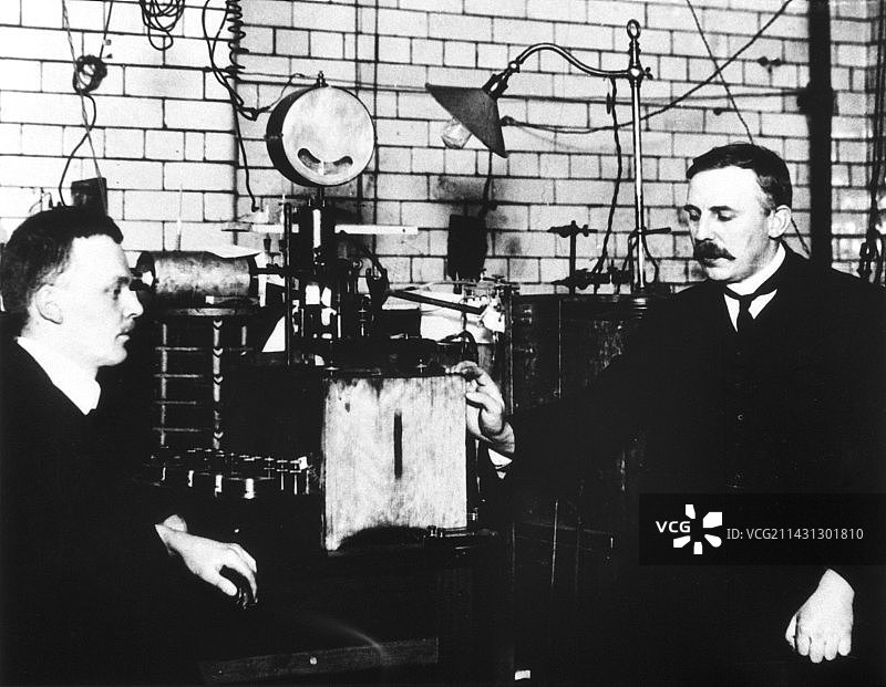 卢瑟福和盖革在实验室图片素材