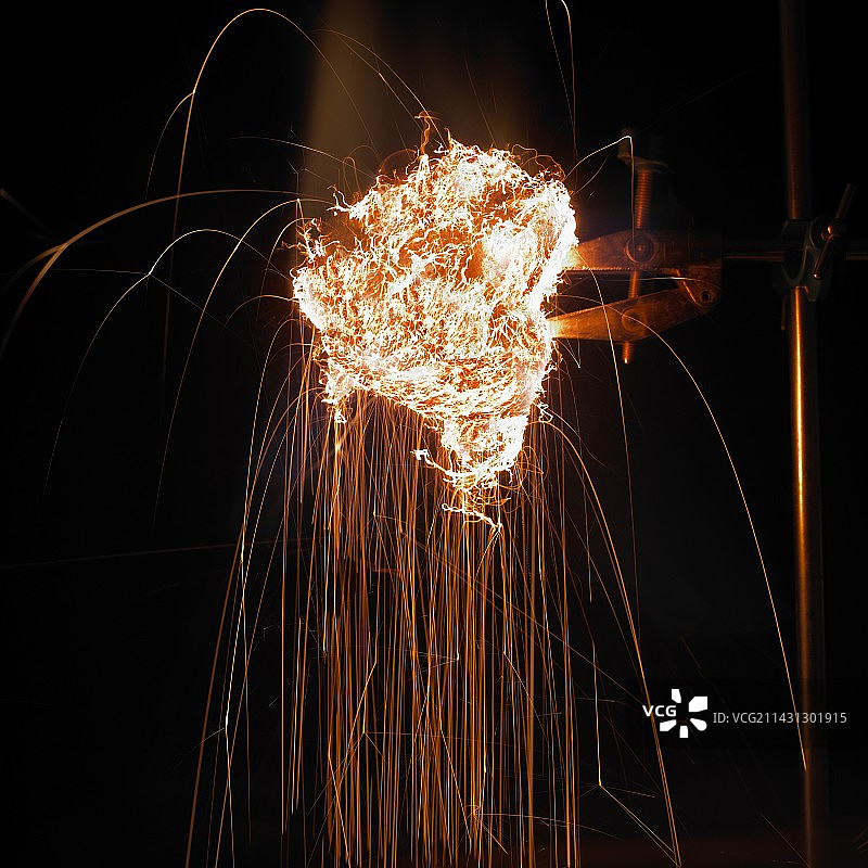 在空气中燃烧的钢丝棉图片素材