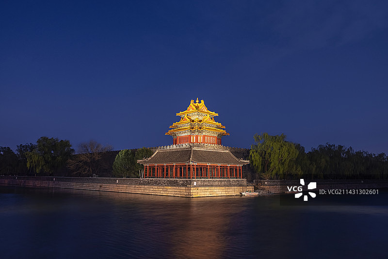夜晚蓝调时刻的北京故宫角楼灯光秀图片素材