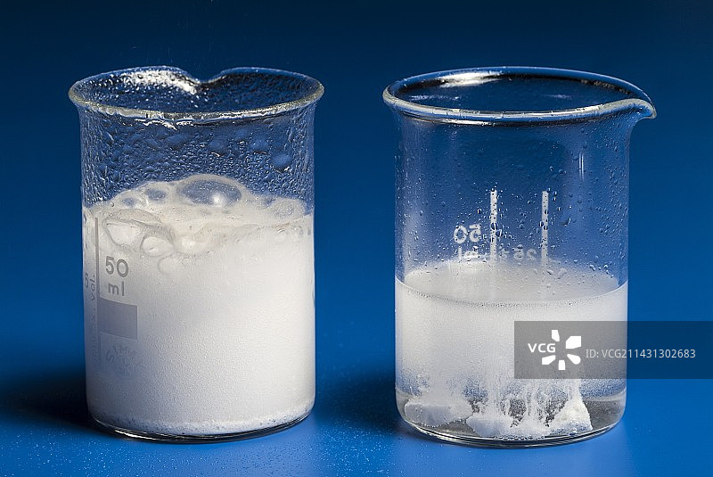 大理石在酸中的比较反应图片素材