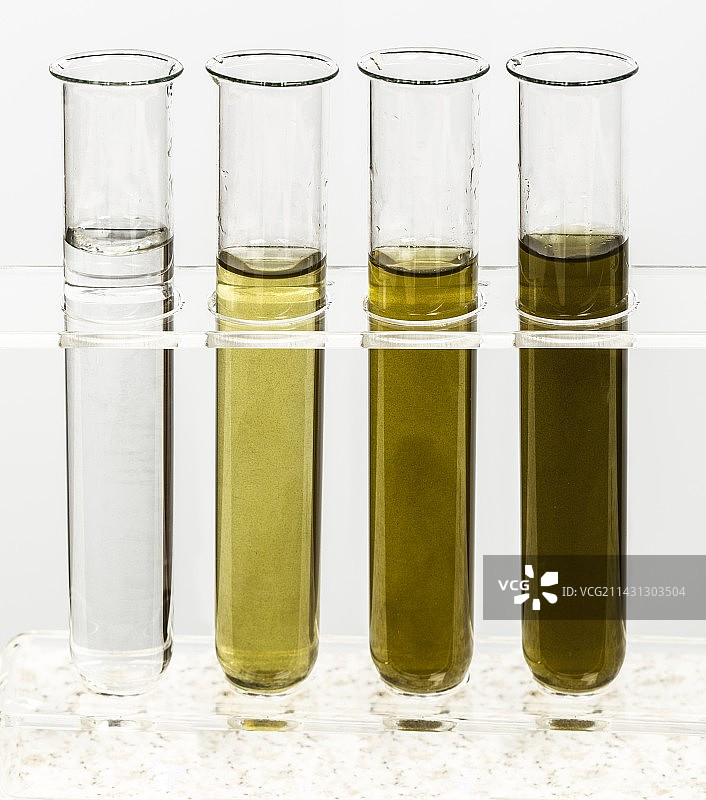 浑浊度不同的河水图片素材