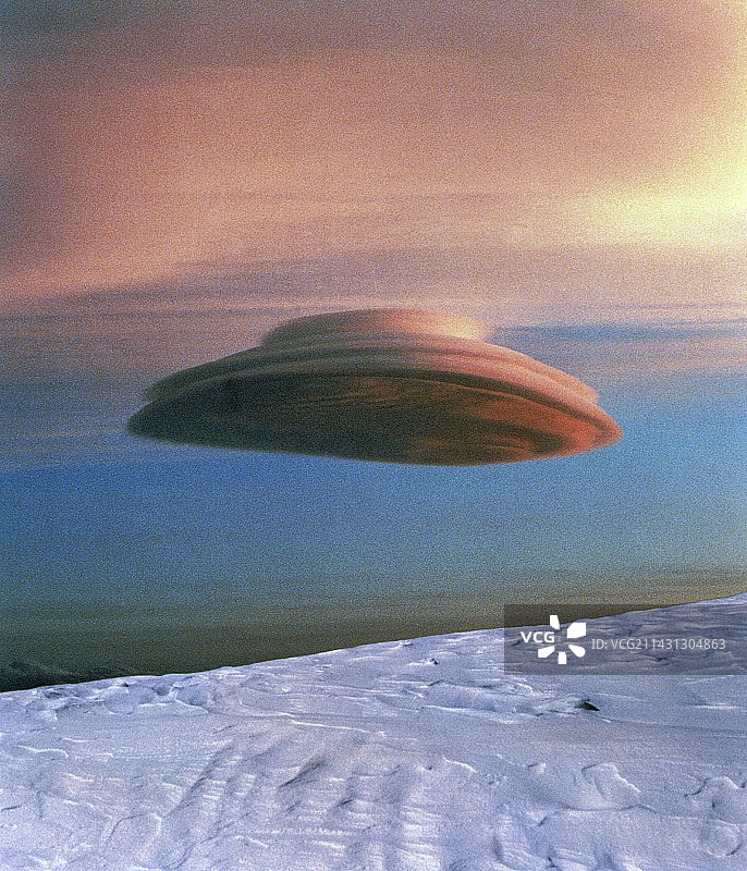 单块荚状云图片素材