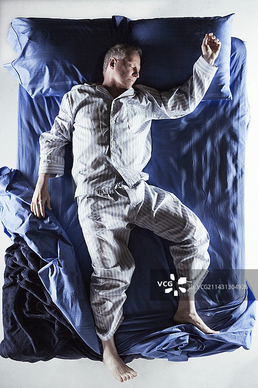 男子睡觉图片素材