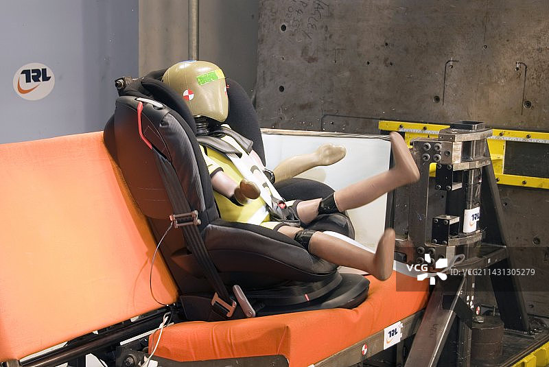 儿童假人侧面碰撞试验图片素材