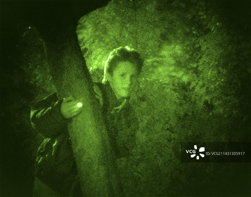 男子夜视图像图片素材