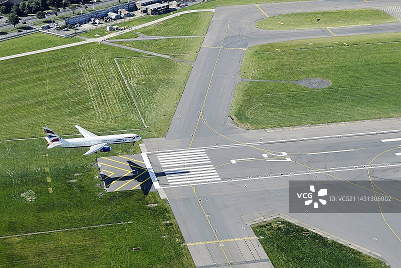 飞机着陆航拍照片图片素材