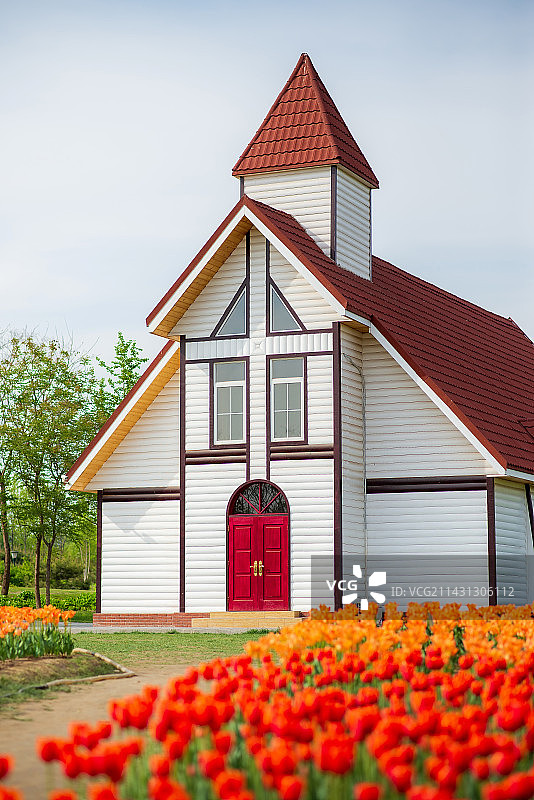 北京国际鲜花港里的尖顶木屋图片素材