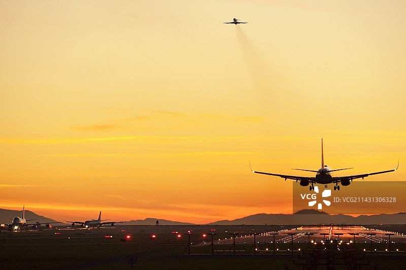 日落下的机场图片素材