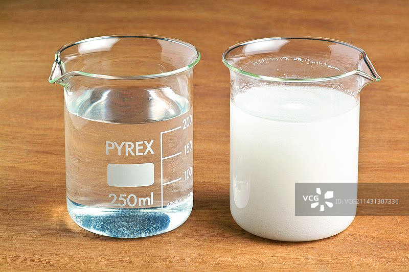 水中的盐和白垩图片素材