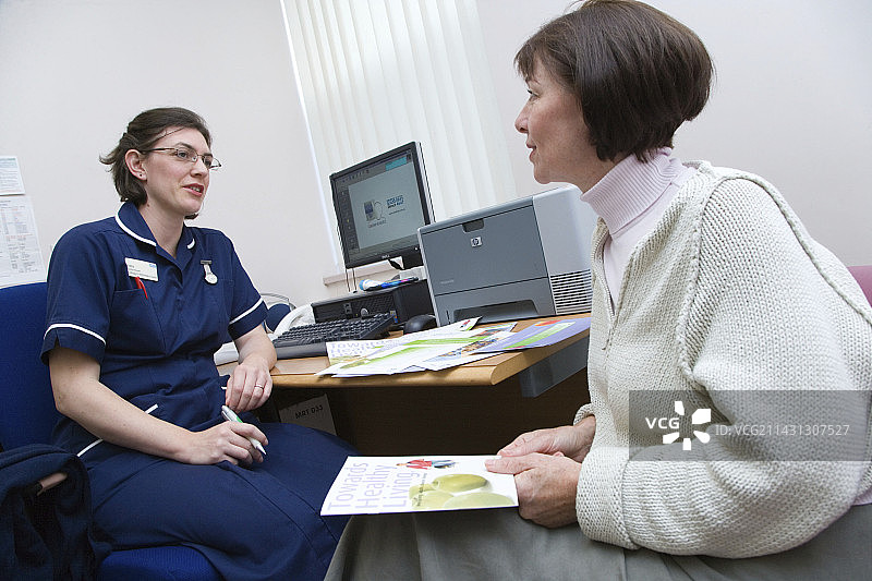 社区护士与患者讨论健康问题图片素材
