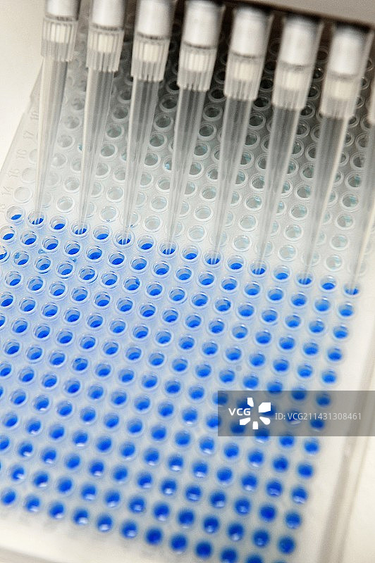 自动化多通道移液器图片素材